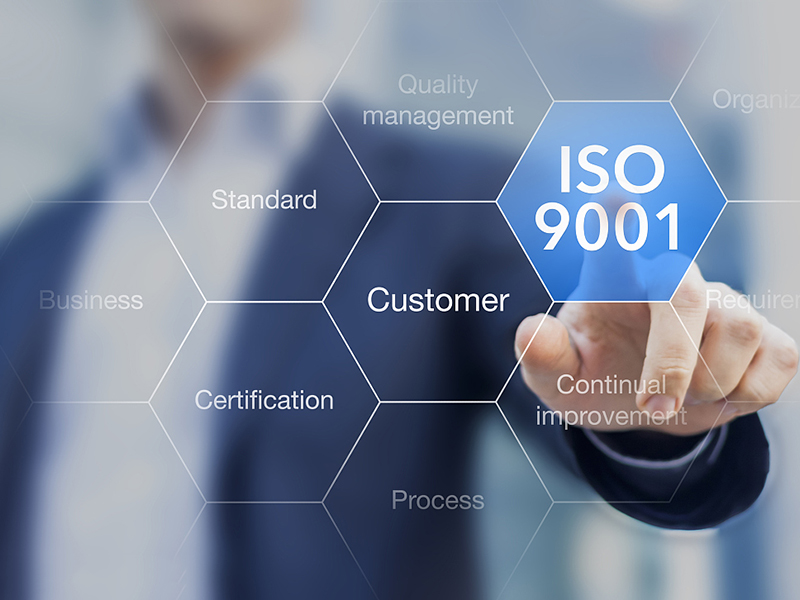 ISO 9001-standert foar kwaliteitsbehear fan organisaasjes mei in auditor as manager op eftergrûn